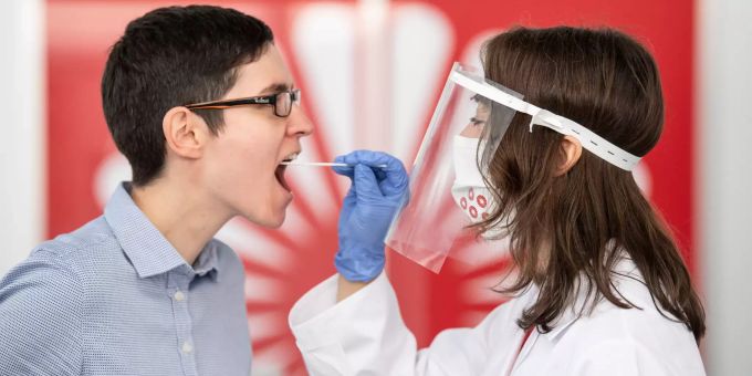 Eine Person wird auf das Corona-Virus getestet. Corona-Test biomerieux coronavirus