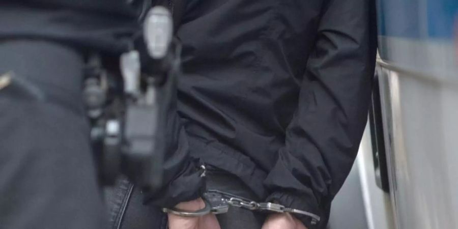 Nach Messerattacken in Hanau sind zwei Männer vorläufig festgenommen worden. Foto: Klaus-Dietmar Gabbert/dpa/Symbolbild