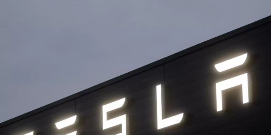 Für Tesla ist es bereits das dritte Quartal mit einem Überschuss in Folge. Foto: Julian Stratenschulte/dpa