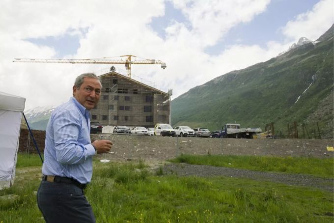 Samih Sawiris besucht am Freitag, 21. Juni 2013, in Andermatt das Richtfest der ersten beiden Appartementhaeuser des Andermatt Swiss Alp Resorts. Samih Sawiris