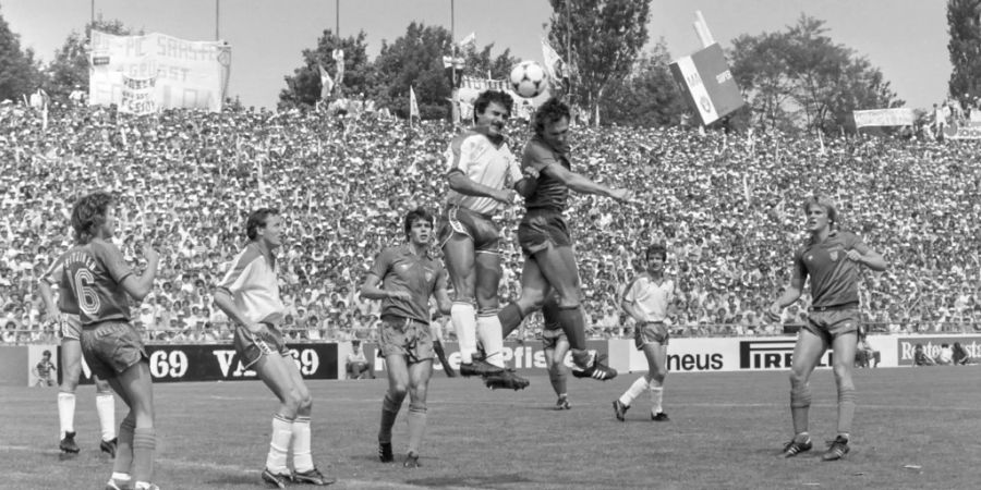 Maissen (r.) im Luftduell mit Sions Alvaro Lopez. Die Walliser gewannen den Cupfinal 1982 gegen Basel mit 1:0.