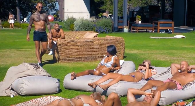 «Are You The One?»: Elisha als er Ivana zum Gespräch abholt. «Are You The One?»