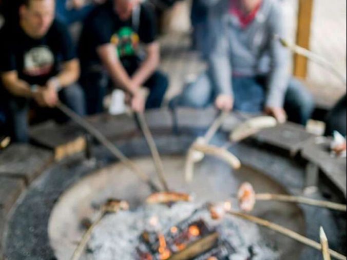 Neben der Campfire-Stage können die Besucher eine Cervelat auf einer Feuerschale bräteln.