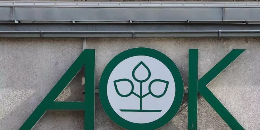 Das Logo der Krankenkasse AOK. Foto: Jens Wolf/dpa-Zentralbild/dpa