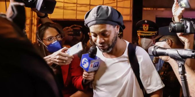 Ronaldinho umringt von zahlreichen Journalisten. Ronaldinho