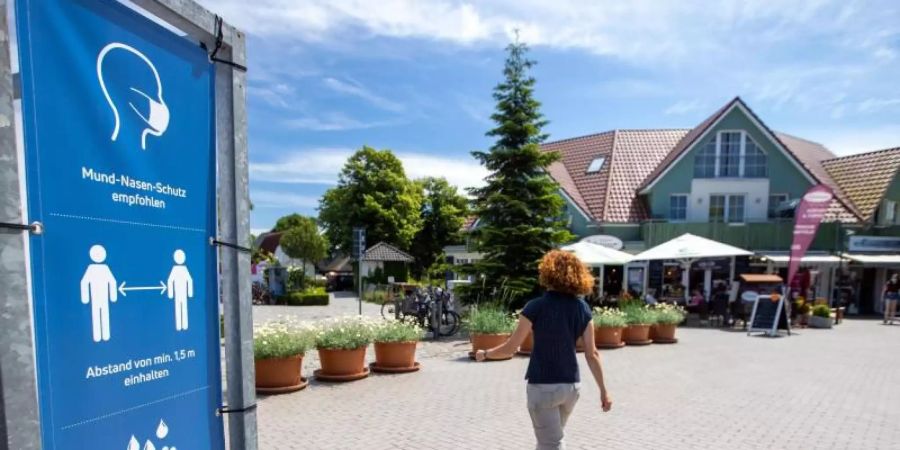 Hinweisschilder, viele Regeln: Urlaubsorte wie das Ostseeheilbad Zingst haben sich auf die Saison vorbereitet. Foto: Jens Büttner/dpa-Zentralbild/dpa