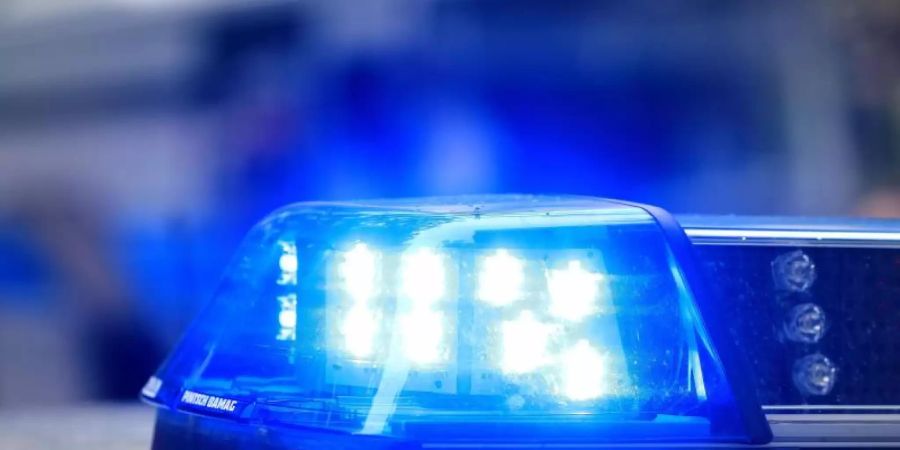 Ein Polizist ist in Apolda von einem Autofahrer schwer verletzt worden. Foto: Jens Wolf/dpa-Zentralbild/dpa/Symbolbild