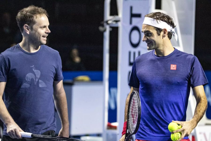 Roger Federer (r.) und Trainer Severin Lüthi sprechen während einem Training in Basel 2019.