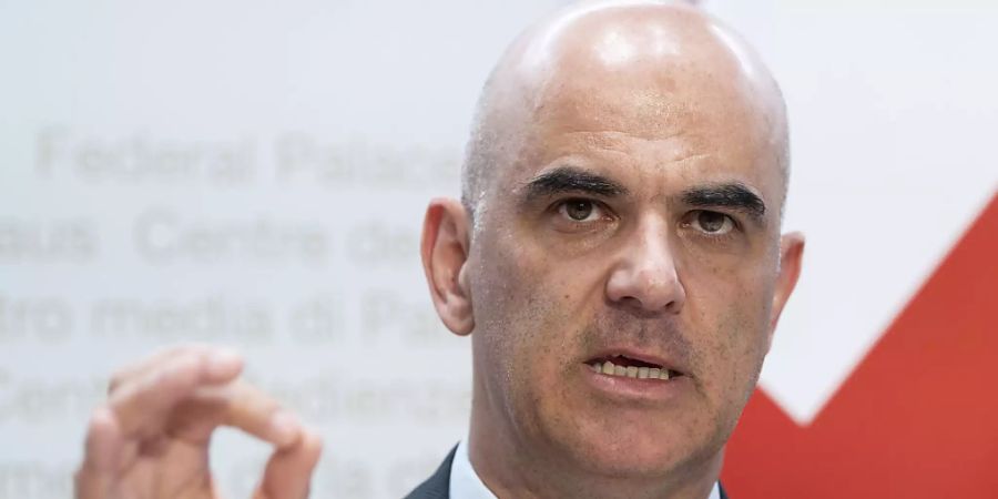 Bundesrat Alain Berset ruft die Bevölkerung zur Disziplin auf, um das Coronavirus gemeinsam wirkungsvoll zu bekämpfen. Dazu gehöre auch die Maskenpflicht im öffentlichen Verkehr. (Archivbild)