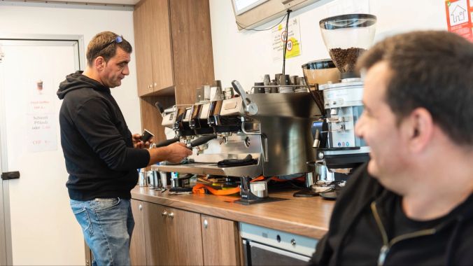 Claudio und Eugenio sorgen für gute Laune und heissen Kaffee.