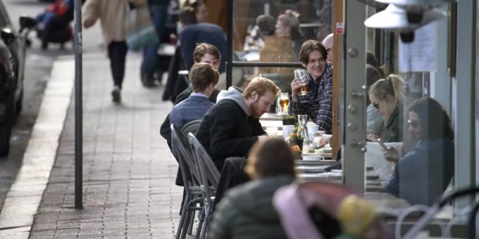 In Schweden halten sich viele Restaurant-Betreiber nicht an die Distanzvorschriften. Schweden Coronavirus