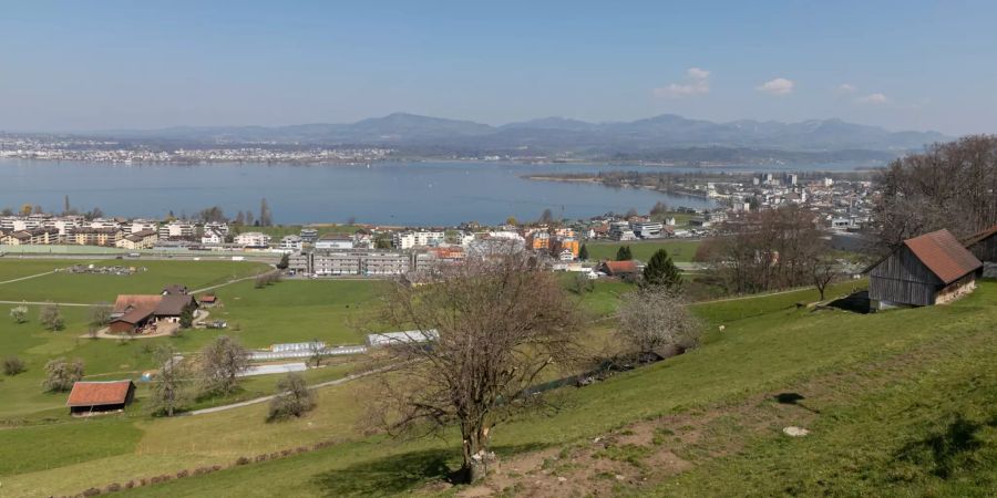 Landschaftsbild bei Altendorf, ,oben links der Obersee.