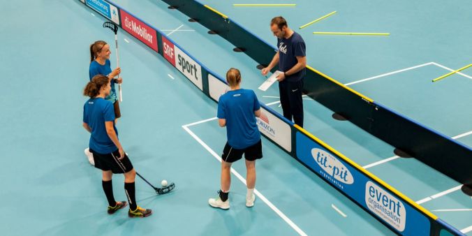 Der Trainer geht die wichtigsten Punkte der Traningseinheit mit den Spielerinnen durch