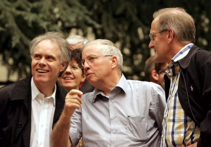 Die Bundesratsreise 2004 führte in den Kanton Freiburg. Bundesrat Moritz Leuenberger, links, Bundesrat Christoph Blocher, Mitte, und Bundespräsident Joseph Deiss, rechts, unterhalten sich im College Saint Michel.