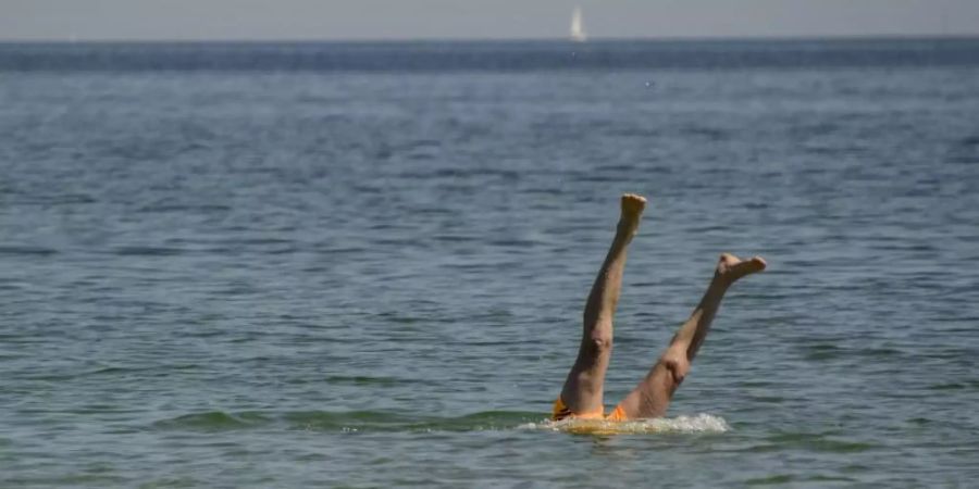Trotz coronabedingter Einschränkungen haben sich zu Beginn des Pfingstwochenendes viele Menschen auf den Weg zur Ost- und Nordseeküste gemacht. Foto: Axel Heimken/dpa