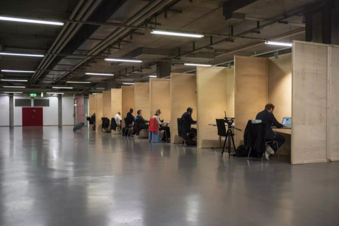 Blick in den Medienraum, an der ausserordentlichen Session der Eidgenössischen Räte zur Corona-Krise, am Dienstag, 5. Mai 2020 in einer Ausstellungshalle der Bernexpo in Bern. Medien