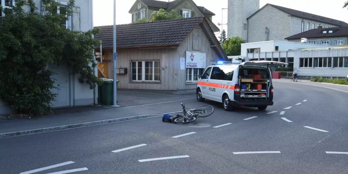 Velofahrer von Auto erfasst. Velofahrer von Auto erfasst