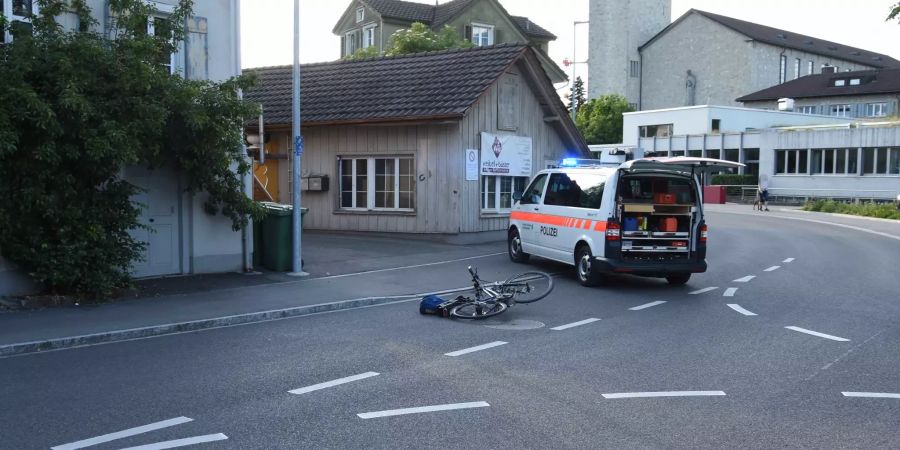 Velofahrer von Auto erfasst