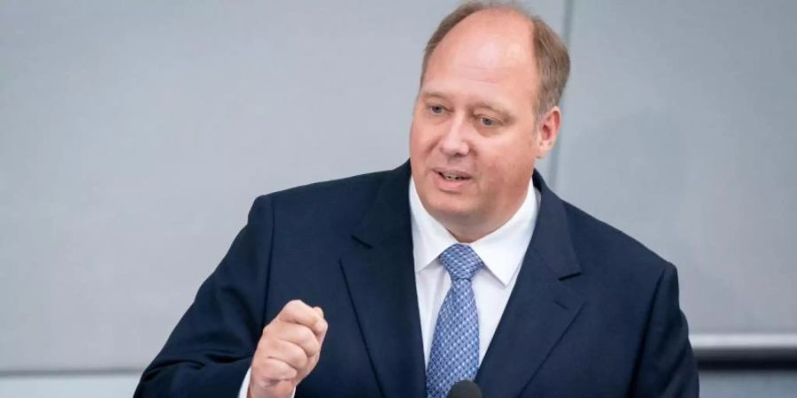 «Diese grösseren Ausbrüche haben jetzt gezeigt: In dem Moment, wo man dem Virus eine Chance gibt, schlägt es auch wieder zu», sagt Helge Braun. Foto: Kay Nietfeld/dpa