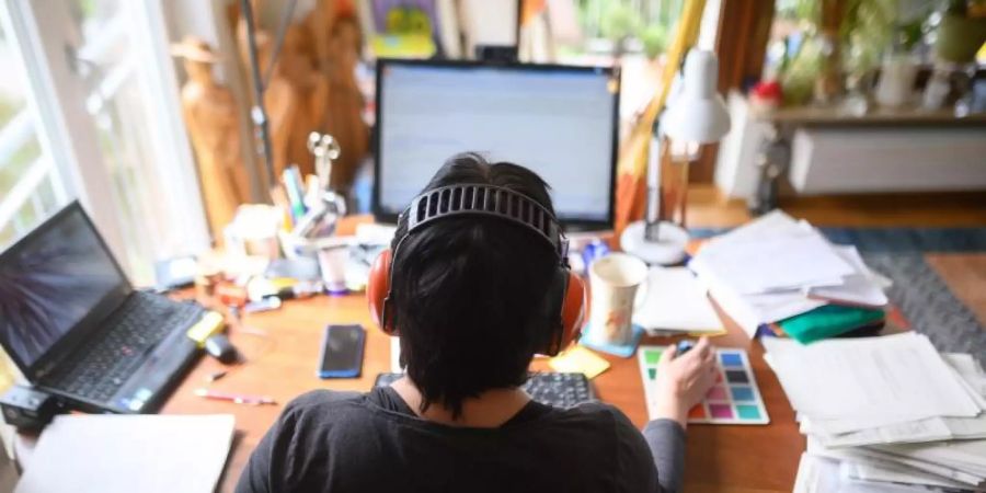 Eine Frau im Homeoffice. Deutschland verfügt im Vergleich zu anderen Ländern über gute Möglichkeiten zum mobilen Arbeiten. Foto: Sebastian Gollnow/dpa