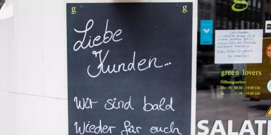 «Liebe Kunden... Wir sind bald wieder für euch da...!» - ein Schild an einem Restaurant in der Hamburger Innenstadt. Foto: Daniel Bockwoldt/dpa