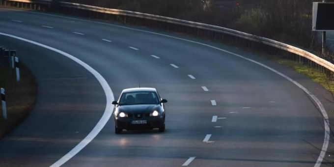 Die Einschränkungen des öffentlichen Lebens durch die Corona-Krise haben auf vielen Strassen zu einer beruhigten Verkehrslage geführt. Strassen