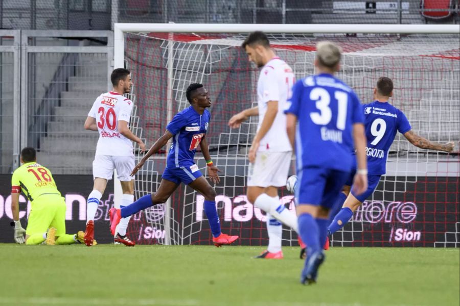 Ibrahima Ndiaye (3.v.l.) vom FC Luzern bejubelt seinen Treffer zum 1:0 gegen den FC Sion.