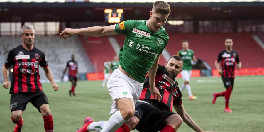 Cedric Itten (Mitte) erzielte gegen Xamax den 2 : 1-Siegestreffer.