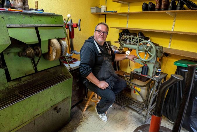 Schumacher Manuel Lema in seinem "Schuhservice Lema"