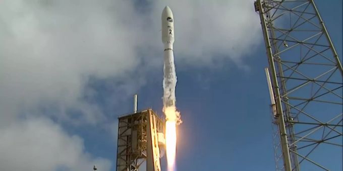 Das unbemannte Boeing X-37 der US-Luftwaffe beim Start. Boeing X-37
