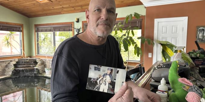 Tony Cavallaro zeigt ein Foto von Albert. Sein Alligator wurde in der vergangenen Woche von Behörden beschlagnahmt. alligator behörden