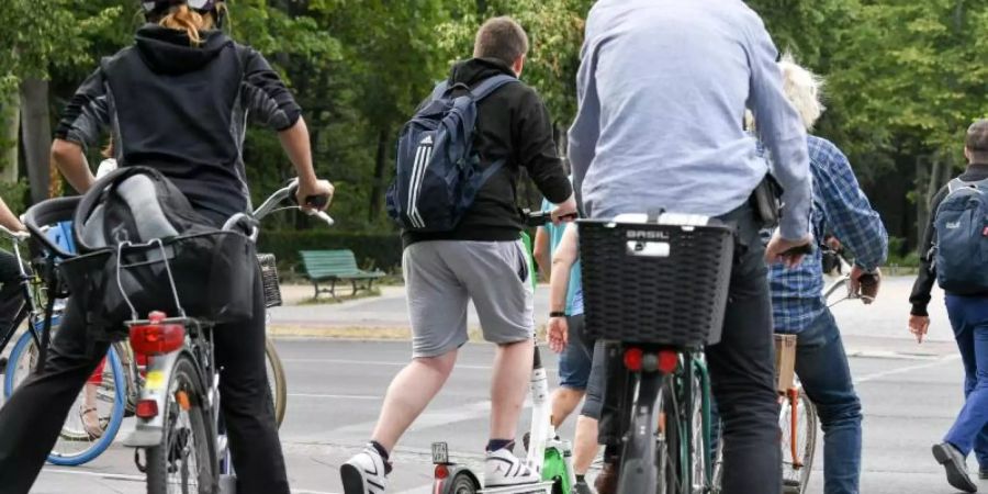 Es wird noch enger in den Städten: E-Tretroller konkurrieren mit Autos, Radfahrern und Fussgängern. Foto: Jens Kalaene