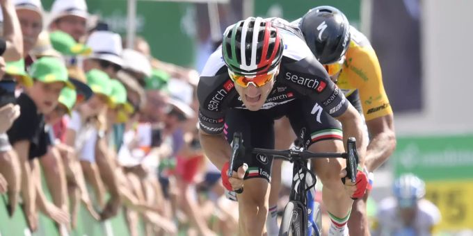 Elia Viviani gewinnt die 5. Etappe der Tour de Suisse. Er setzt sich im Endspurt gegen Peter Sagan durch. Tour de Suisse