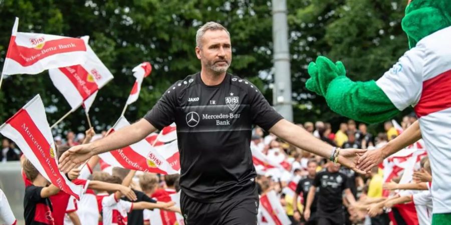 Grosse Kulisse: Stuttgarts Trainer Tim Walter wird zum Training mit dem Team von rund 4500 Fans empfangen. Foto: Fabian Sommer
