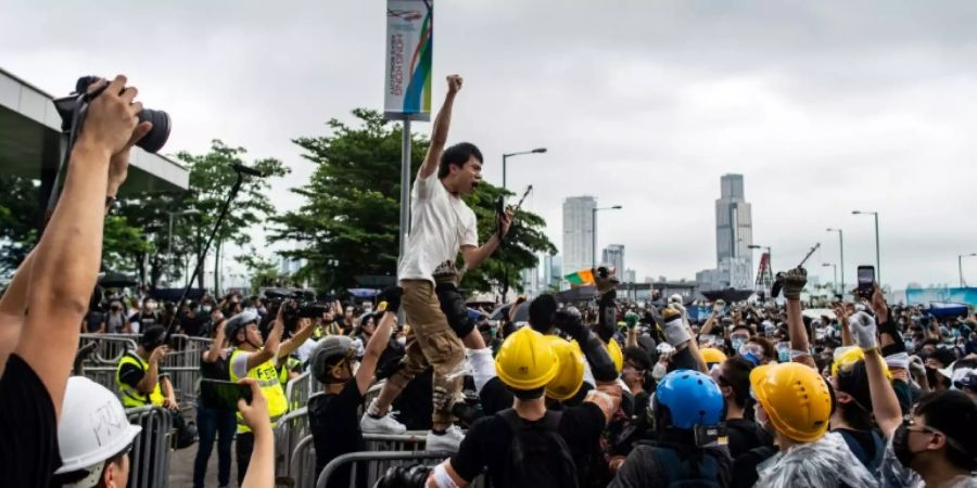 Demonstranten vor dem Legislativrat in Hongkong