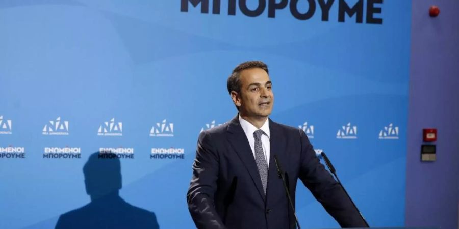 Kyriakos Mitsotakis gibt im Hauptsitz seiner Partei eine Pressekonferenz. Foto: Thanassis Stavrakis/AP