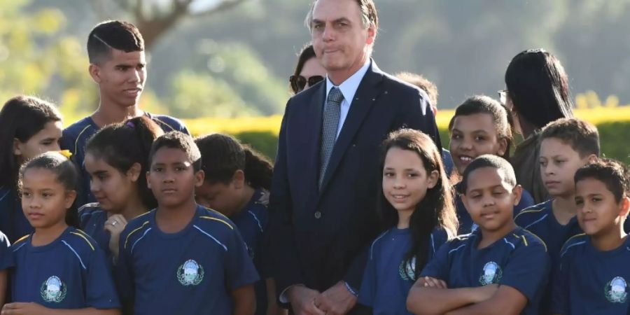 Jair Bolsonaro mit einer Gruppe von Kindern