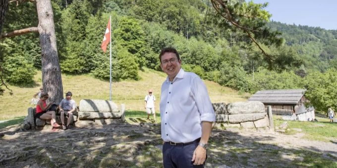 SVP-Präsident Albert Rösti posiert auf dem Rütli. rösti svp rütli