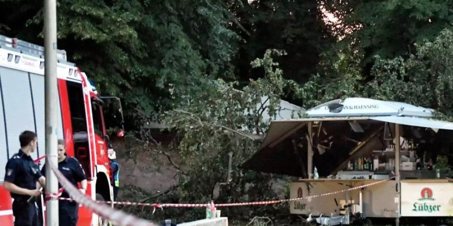 Helfer sichern den Unglücksort auf dem Gelände der Freilichtbühne am Schweriner Schlossgarten. Foto: Cornelius Kettler