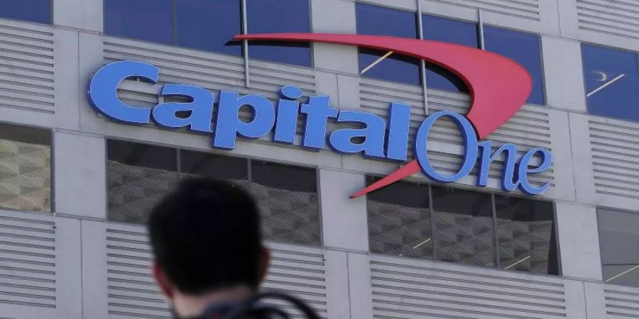 Ein Hacker hat Kreditkartendaten von gut 100 Millionen Kunden der Bank Capital One gestohlen. Foto: Jeff Chiu/AP