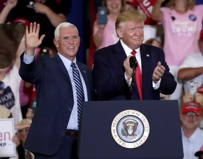 Mike Pence (l) und Präsident Donald Trump. Trump