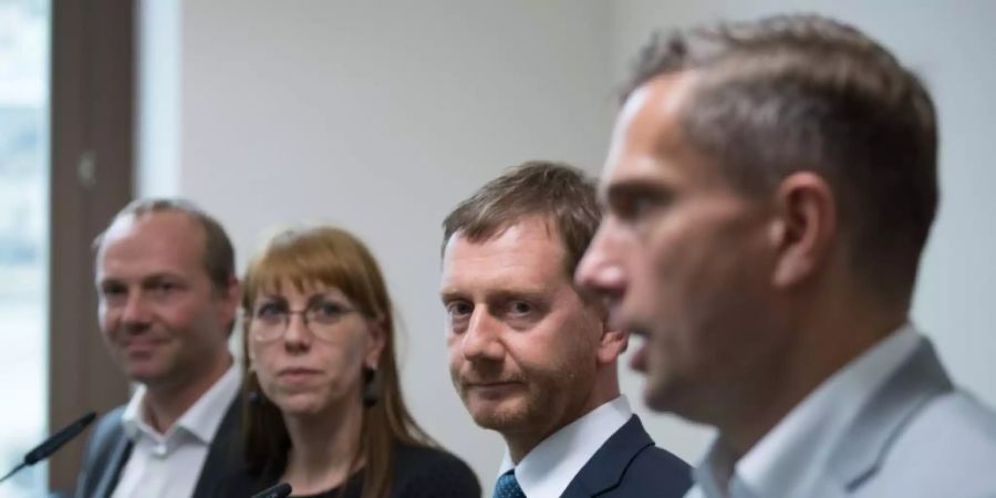 Michael Kretschmer mit Vertretern von SPD und Grünen