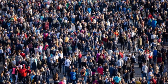 In Deutschland leben so viele Menschen wie noch nie. Menschenmasse