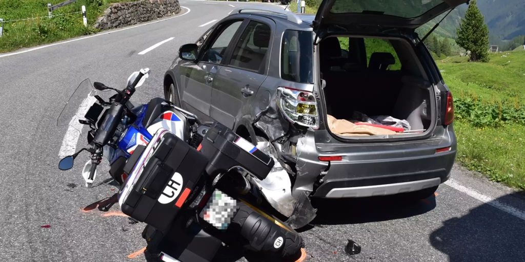 Motorradfahrer kollidiert in Kurve mit Auto