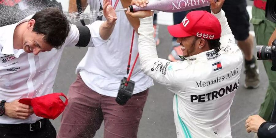 Lewis Hamilton (r) und Toto Wolff feierten mit Mercedes schon etliche Siege. Foto: David Davies/PA Wire