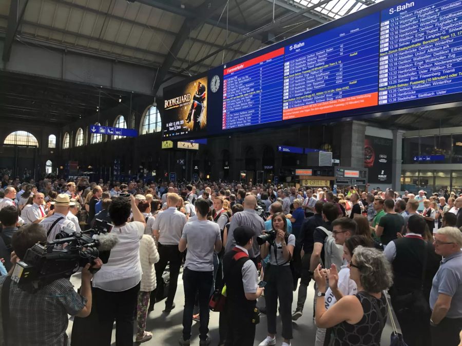 Am Zürcher Hauptbahnhof nahmen sehr viele an der Schweigeminute teil, um ihre Anteilnahme auszudrücken.