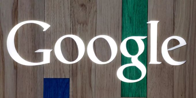 Das Logo von Google auf einer Holzfläche. Google Pixel 4