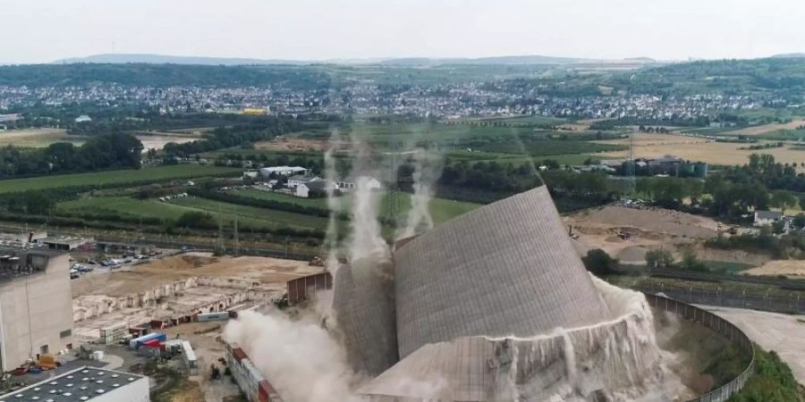 Der Kühlturms des Kernkraftwerks Mülheim-Kärlich stürzt kontrolliert zusammen, nachdem Bagger nacheinander die Stützen entfernt haben. Foto: Thomas Frey