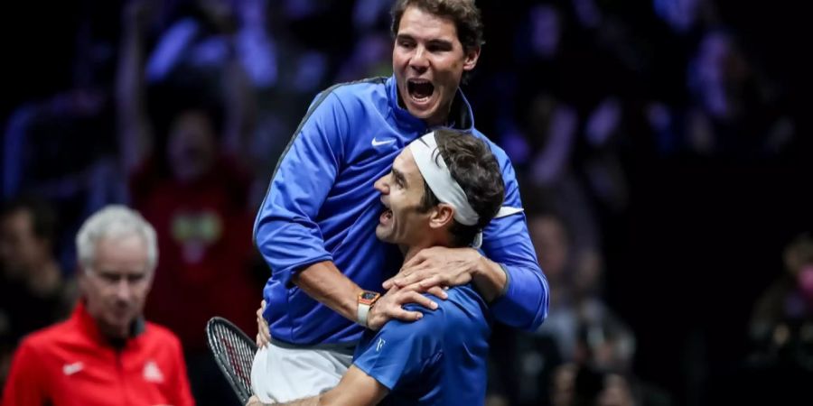 13. Erster Sieg beim Laver Cup 2017 – Der Laver Cup ist Roger Federers Herzensprojekt. Und das neue Turnierformat kommt bei Spielern, Experten und Fans gleichermassen an. Für den ersten Glanzpunkt ist denn auch Roger Federer selber besorgt. Der Schweizer trifft im letzten Spiel auf Nick Kyrgios, der mit einem Sieg ein Entscheidungsspiel erzwingen könnte. Doch Federer behält die Nerven und ringt den Australier mit 4:6, 7:6 und 11:9 nieder.