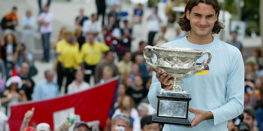 5. Weltnummer 1 erobert an den Australian Open 2004 – Zum Jahreswechsel 2003/04 ist an der Spitze der Weltrangliste ein Dreikampf entbrannt. Lleyton Hewitt ist weg vom Fenster, es streiten sich Juan Carlos Ferrero, Andy Roddick und Roger Federer um den Platz an der Sonne. Jeder von ihnen hat 2003 ein Grand Slam gewonnen: Ferrero die French Open, Roddick die US Open und Federer Wimbledon. Mit seinem Sieg an den Australian Open 2004 gegen Marat Safin wird der Schweizer zum ersten Mal die Weltnummer 1. Dort bleibt er unglaubliche 237 Wochen am Stück.